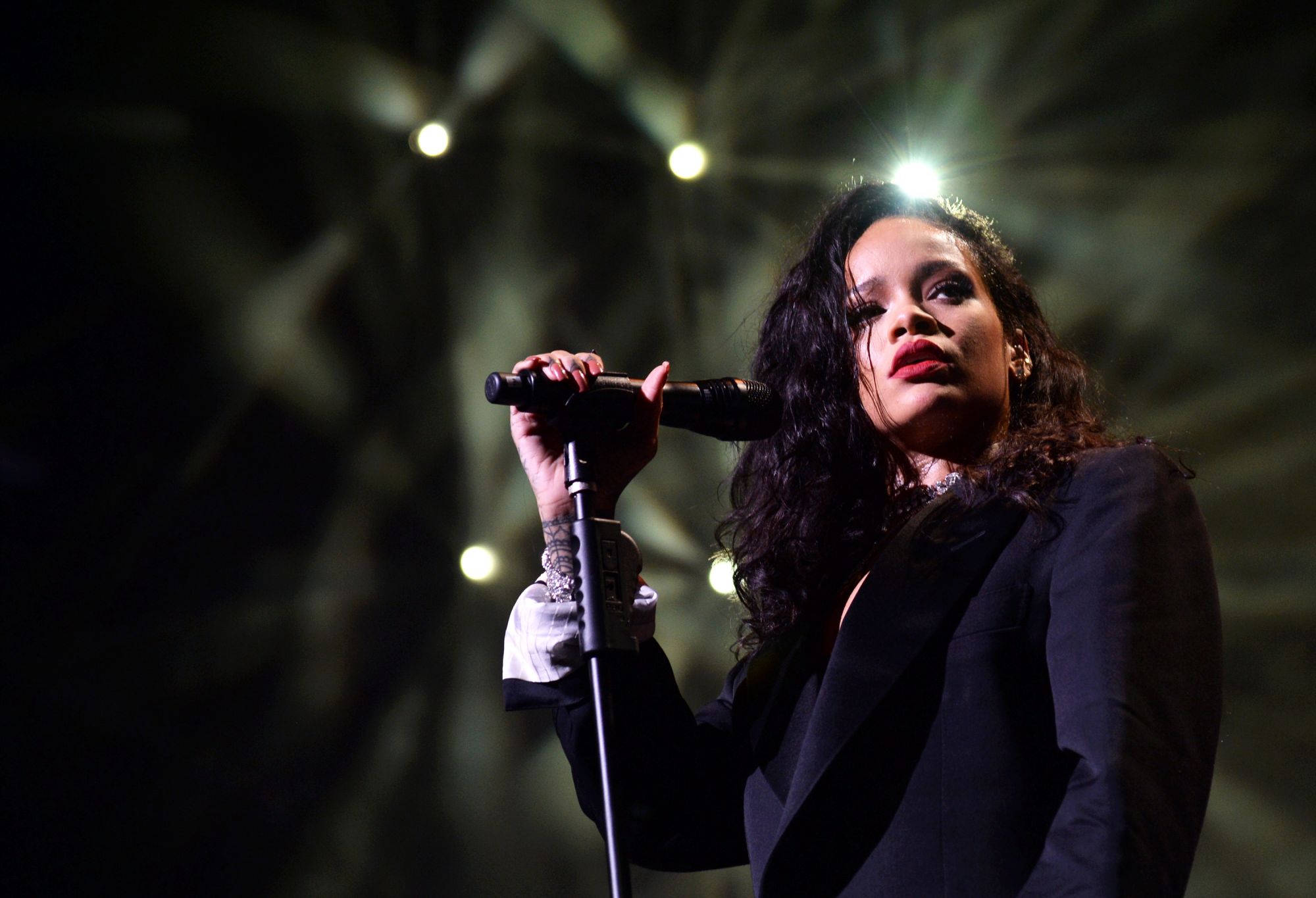 GLENDALE, AZ - JANUARY 31: Singer Rihanna performs onstage during DirecTV Super Saturday Night hosted by Mark Cuban's AXS TV and Pro Football Hall of Famer Michael Strahan at Pendergast Family Farm on January 31, 2015 in Glendale, Arizona. (Photo by Kevin Mazur/Getty Images for DirecTV)