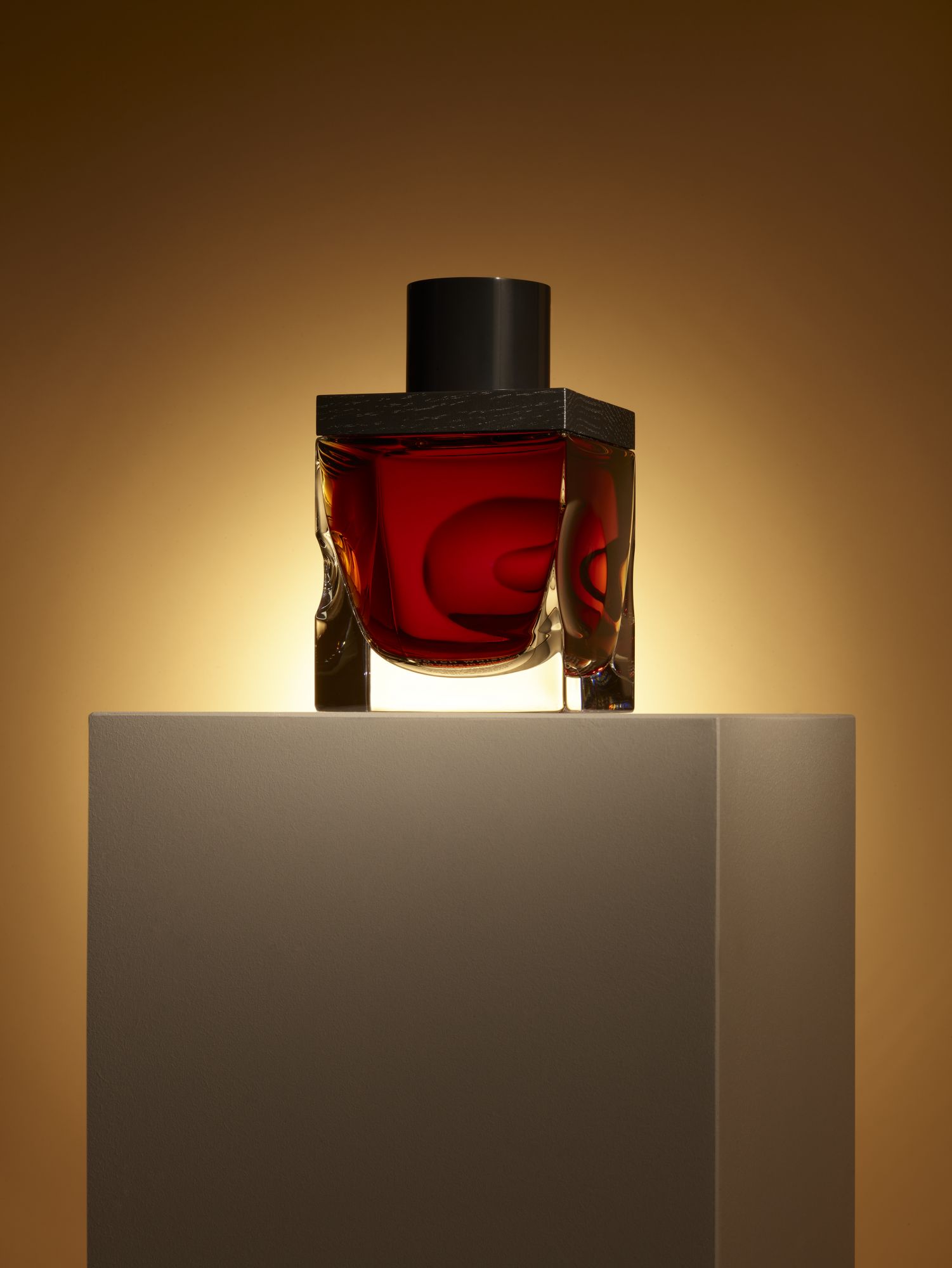 大衛·阿賈耶爵士以「橡木」為靈感打造「Artistry in Oak」水晶瓶,盛裝史上最古老的威士忌。