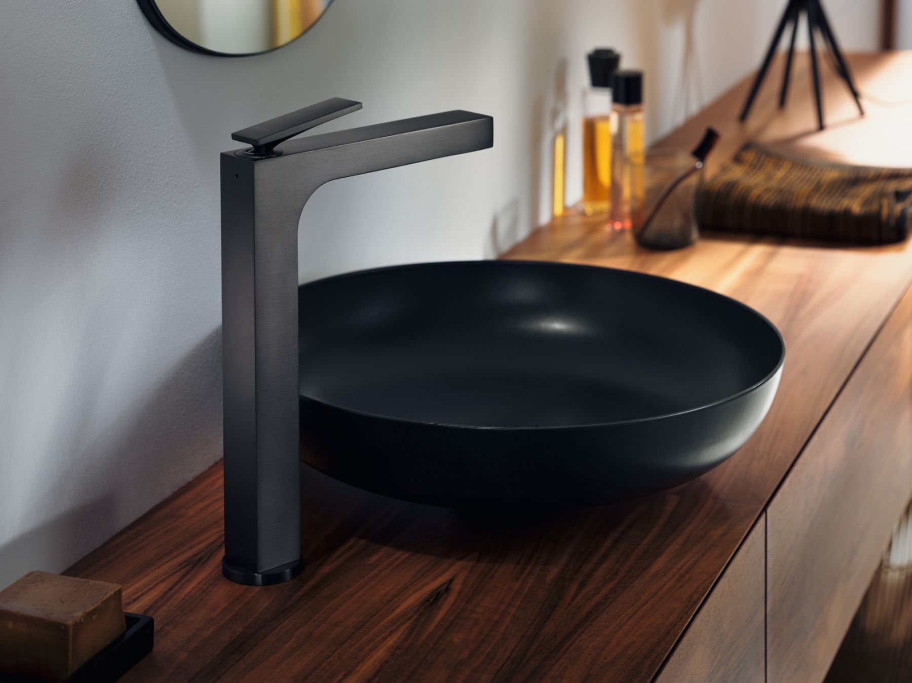 Understated yet unmistakably luxurious, with distinctive flat surfaces that brilliantly reflect the light, AXOR Citterio celebrates the preciousness of water itself.