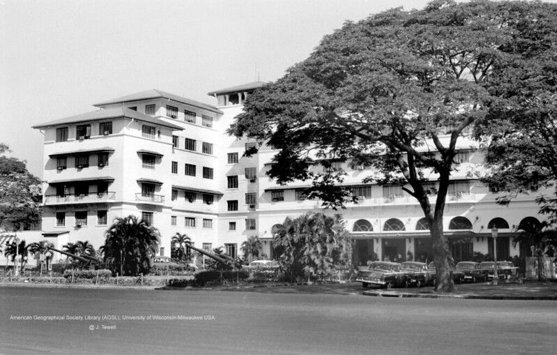 Manila Hotel with 2 Japanese guns in front, Manila, Philippines, 1950s | Photo: John Tewell Collection; @johntewell on Flickr