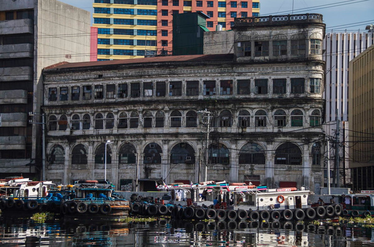 Built in 1914, the El Hogar is an early skyscraper at the corner of Juan Luna Street and Muelle dela Industría in Binondo, Manila. It was designed by architects Ramon Irureta-Goyena and Francisco Perez-Muñoz.┃Photo: Keith Kelly on Flickr