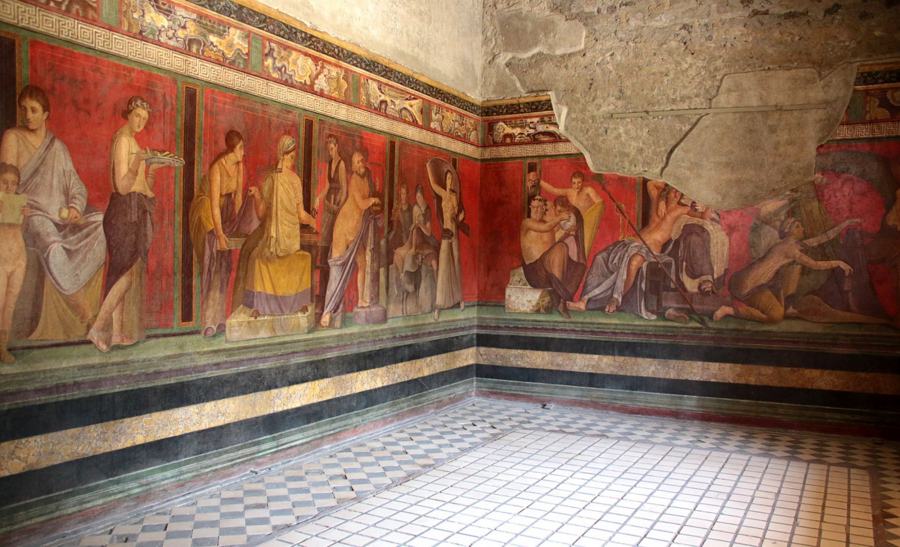 Villa dei Misteri (Villa of the Mysteries), which was once buried in ashes after Vesuvius erupted, was rightfully preserved. Today, many people will find ancient Roman painting on various rooms’ walls. | Photo by Raffaele pagani from Wikimedia Commons