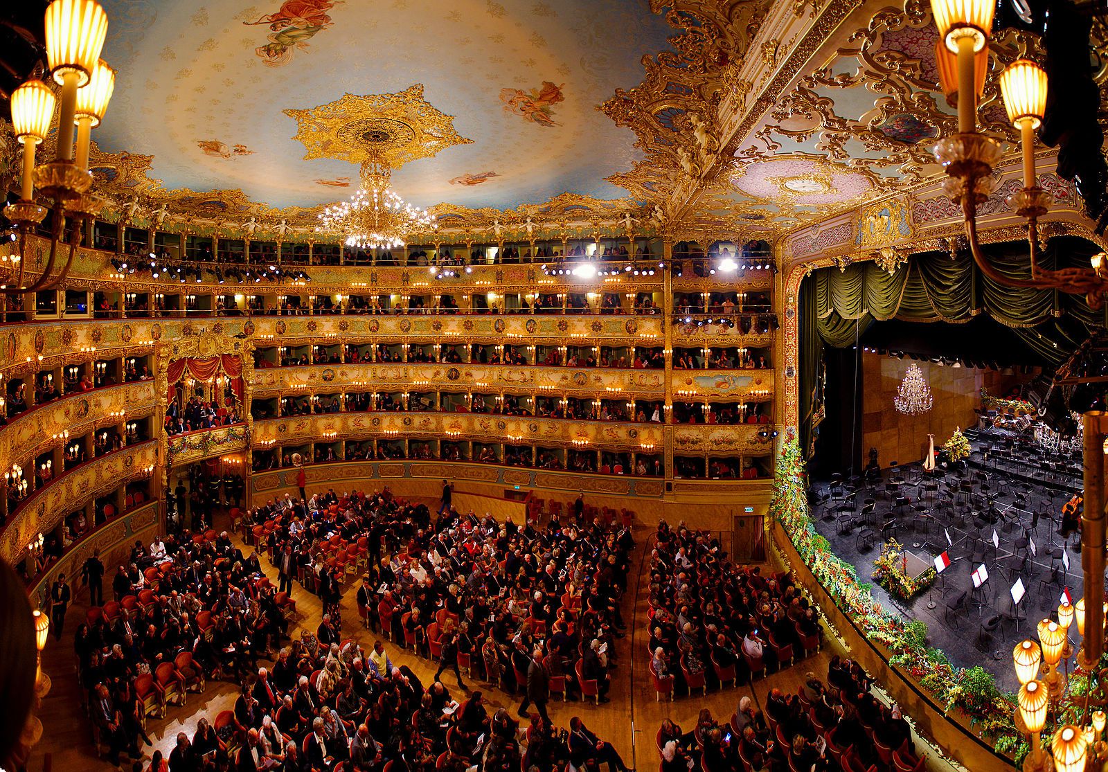 Teatro Farnese, a gorgeous Baroque theatre located at Parma, has a vast stage that makes each show—be it a concert, royal processions or for dancing—a spectacle. But perhaps what’s even more special about this theatre is its prominent proscenium arch found at the front of the stage. | Photo by Youflavio from Wikimedia Commons