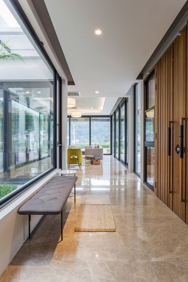 Warm beech wood and natural stone form a pleasant colour palette.