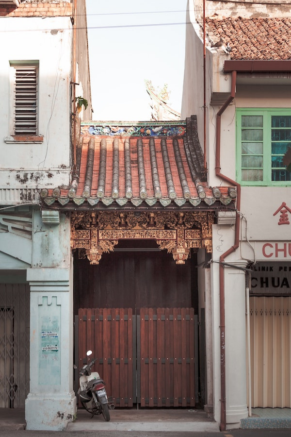 Old and new exist harmoniously in Georgetown. Image from Unsplash