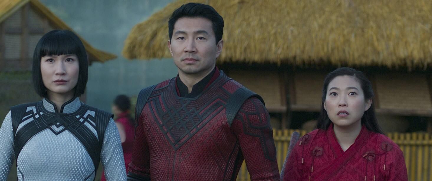 (L-R): Xialing (Mengâer Zhang), Shang-Chi (Simu Liu) and Katy (Awkwafina) in Marvel Studios' SHANG-CHI AND THE LEGEND OF THE TEN RINGS. Photo courtesy of Marvel Studios. ©Marvel Studios 2021. All Rights Reserved.
