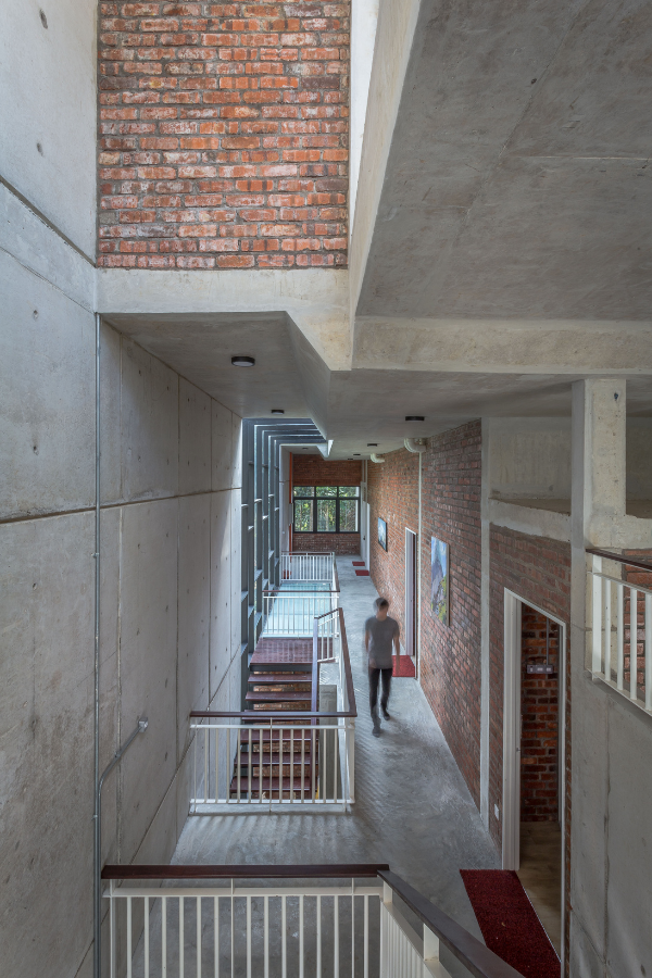The natural appearance of the fair-faced concrete and bare clay brick walls match the palette of the forest outside