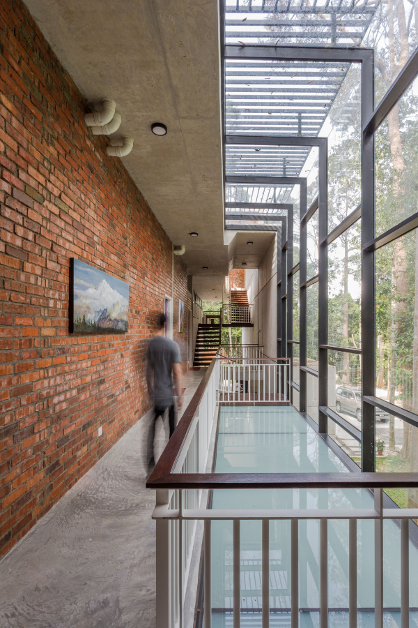 Bare clay brick walls which require little maintenance were used without plastering and paint to minimise environmental impact