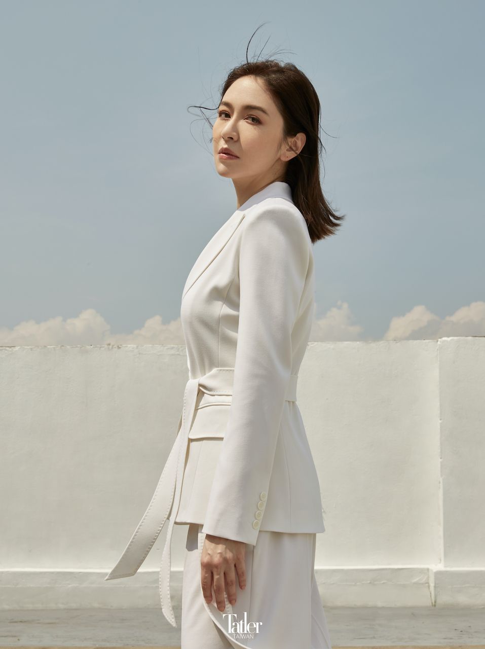 白色綁帶西裝與長褲 both by Max Mara。