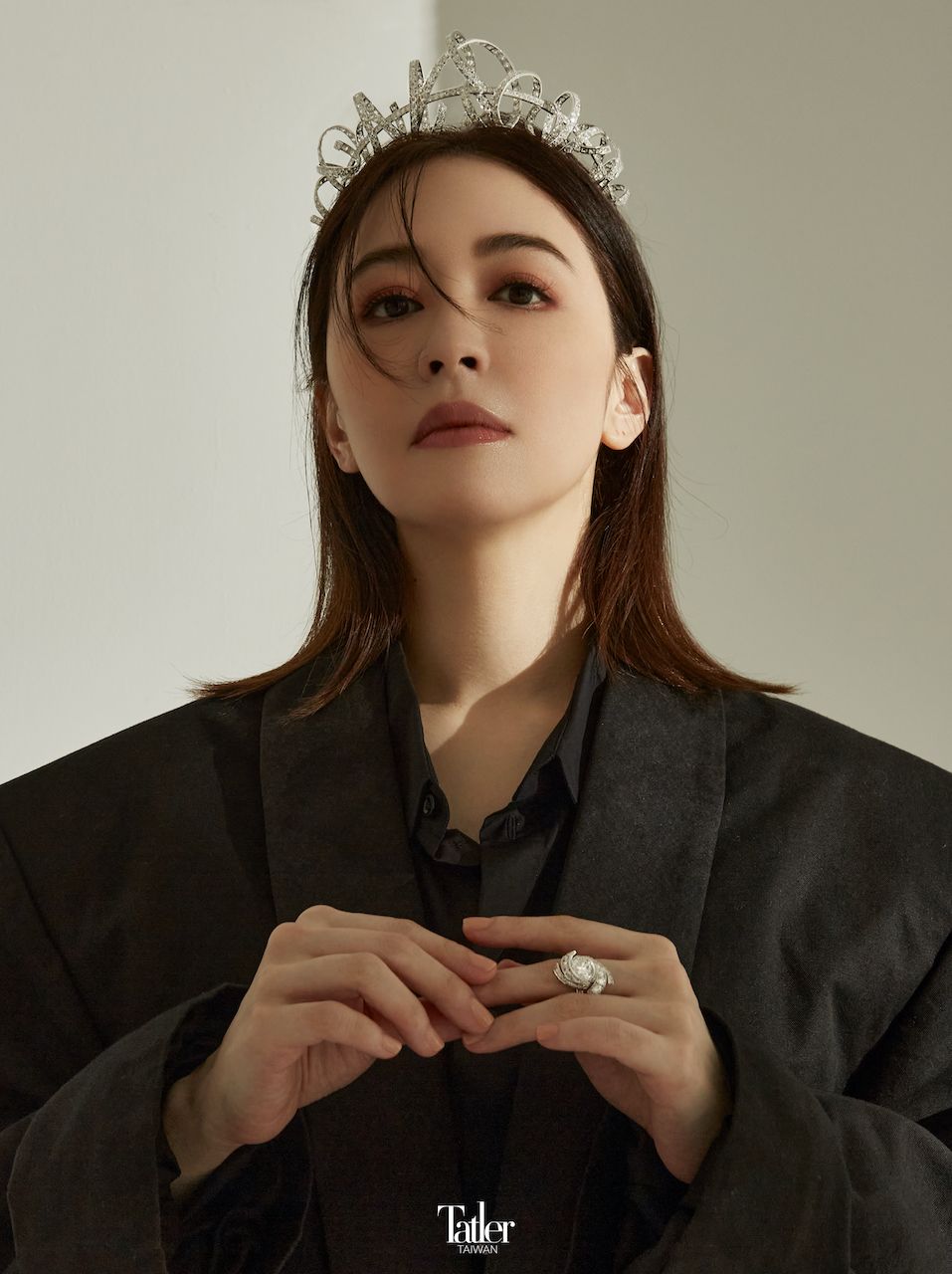 Torsade de Chaumet 18K白金鑽石冠冕與戒指 both by Chaumet;西裝外套與襯衫 both by Balenciaga。