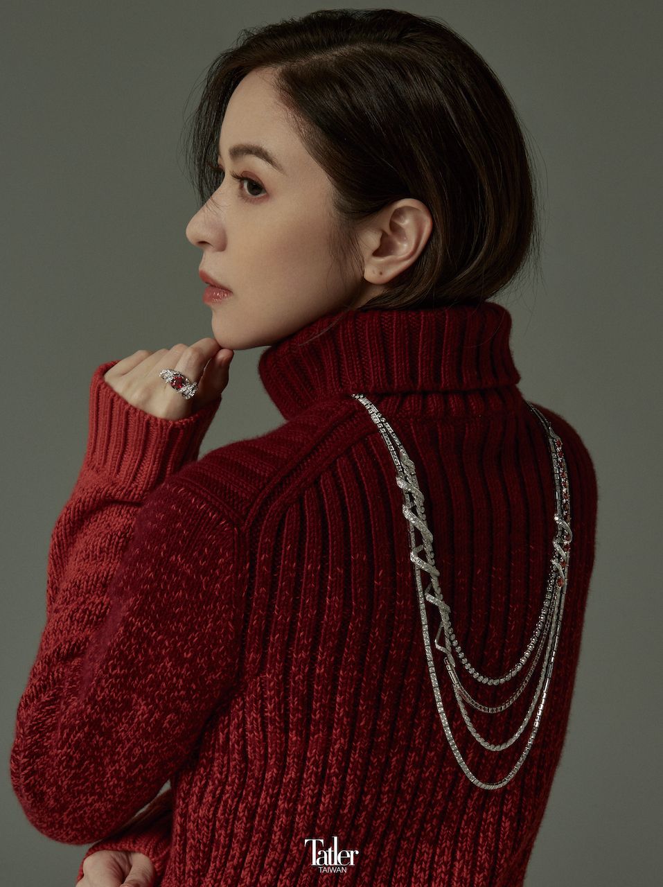 Torsade de Chaumet 18K白金可轉換式紅寶石與鑽石項鍊、紅寶石與鑽石戒指 both by Chaumet;漸層針織上衣 by Loro Piana。
