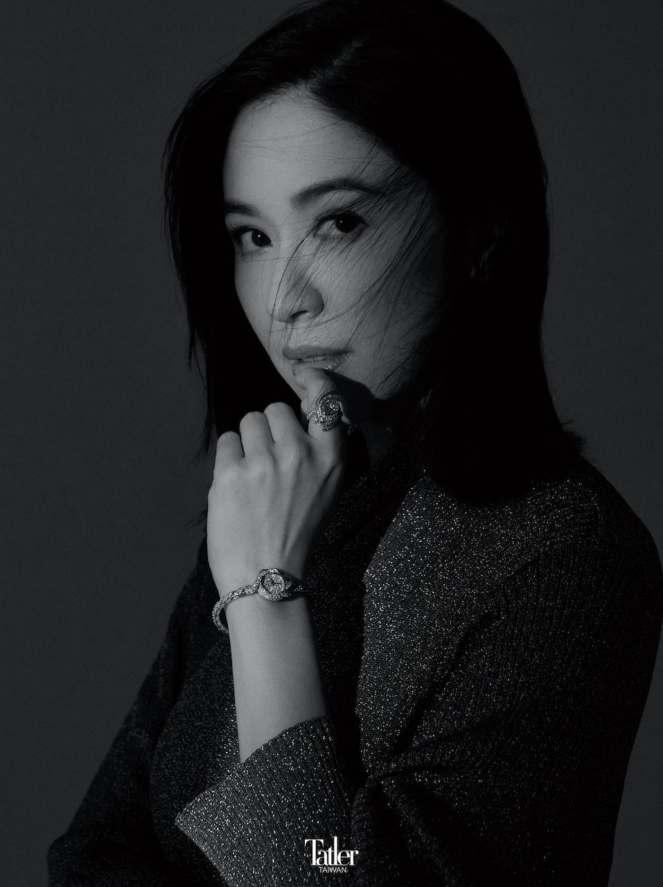 Torsade de Chaumet 18K白金鑽石戒指與腕錶 both by Chaumet;針織長洋裝 by Balenciaga。