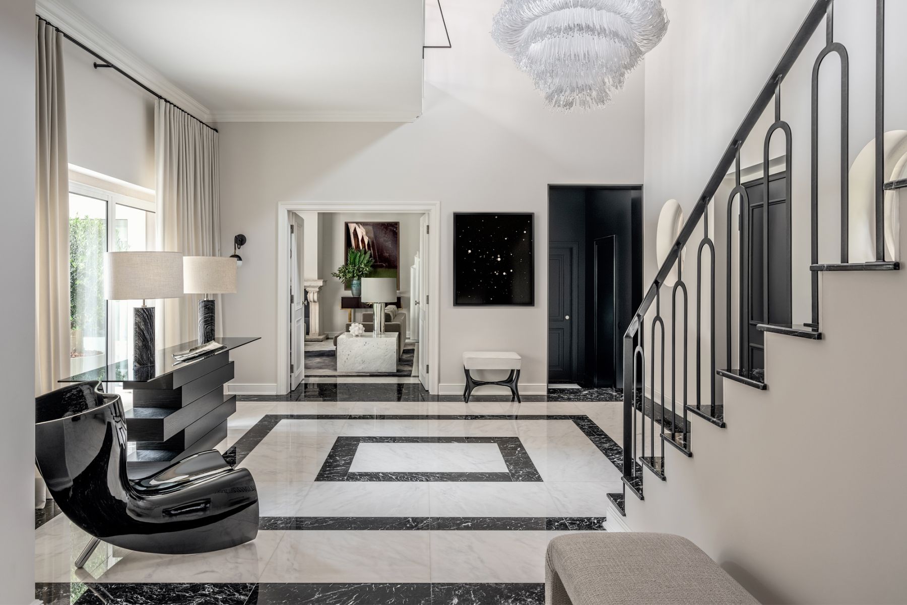 The entrance area of the home exudes a strong sense of classicism with its marble black-and-white floor tiles