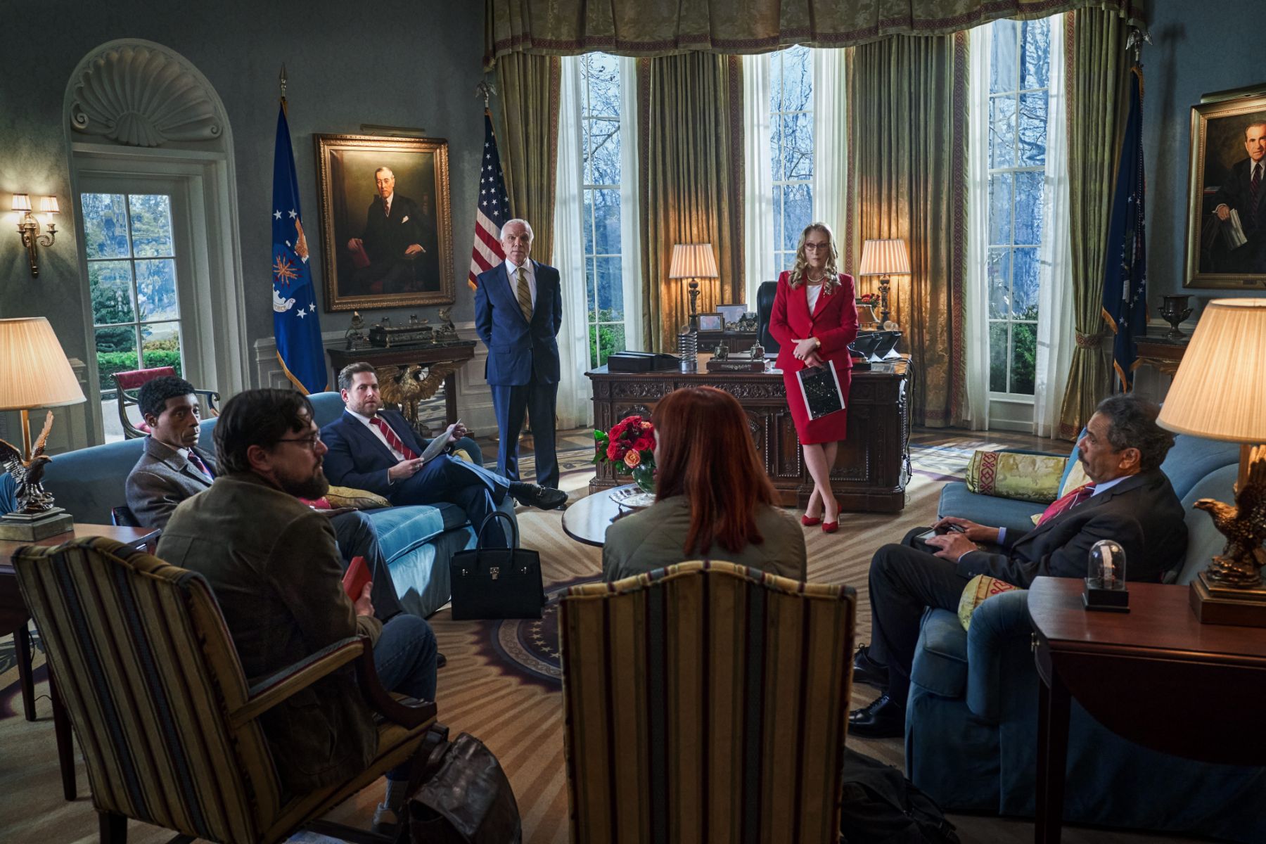 DON'T LOOK UP (clockwise) MERYL STREEP as PRESIDENT JANIE ORLEAN, LONNIE FARMER as AIDE #1, JENNIFER LAWRENCE as KATE DIBIASKY, LEONARDO DICAPRIO as DR. RANDALL MINDY, ROB MORGAN as DR. CLAYTON âTEDDYâ OGLETHROPE, JONAH HILL as JASON ORLEAN, RICHARD DONELLY as AIDE #2  Cr. NIKO TAVERNISE/NETFLIX Â© 2021