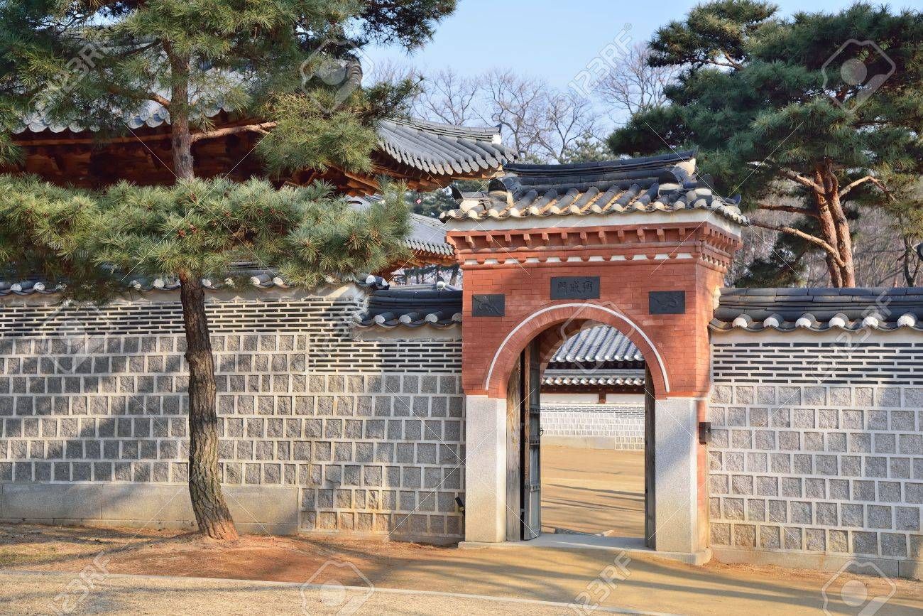Korean Traditional gate and wall in Gyeongbokgung (Photo: Park Si Hyeon)