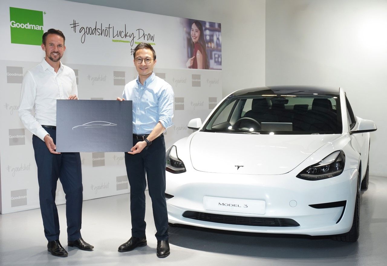 Kristoffer Harvey, Chief Executive Officer, Greater China, Goodman Group congratulated Mr. Lui, the grand prize winner of the #goodshot Lucky Draw