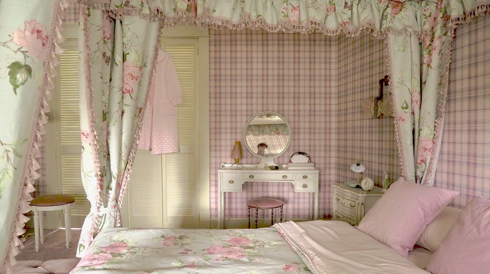 Beth’s bedroom, designed by Mrs. Wheatley, is a Barbie pink nightmare for the character (Image: Courtesy of Netflix)