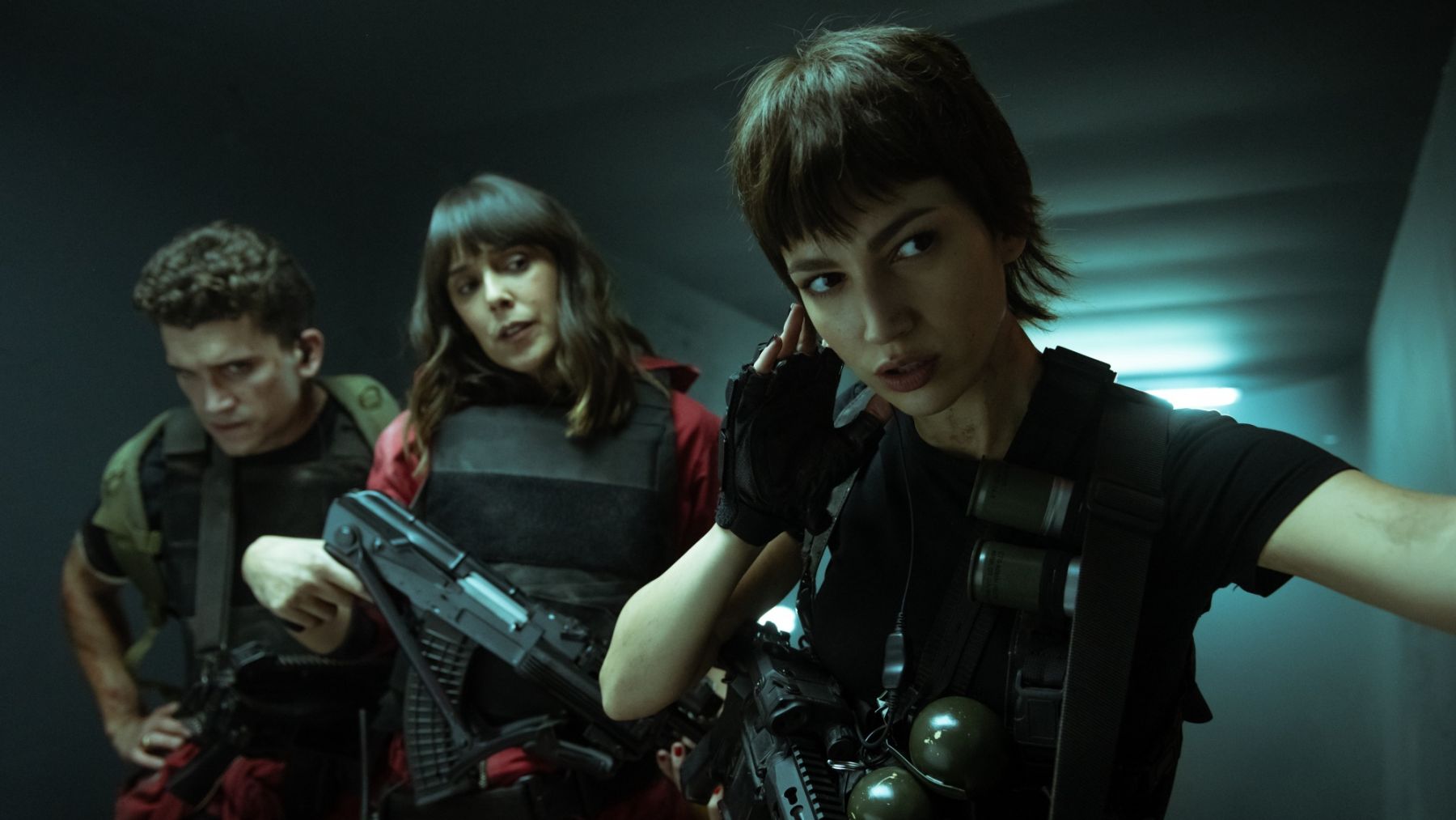 LA CASA DE PAPEL (L to R) JAIME LORENTE as DENVER, BELÃN CUESTA as MANILA, ÃRSULA CORBERà as TOKIO in episode 04 of LA CASA DE PAPEL. Cr. TAMARA ARRANZ/NETFLIX © 2020