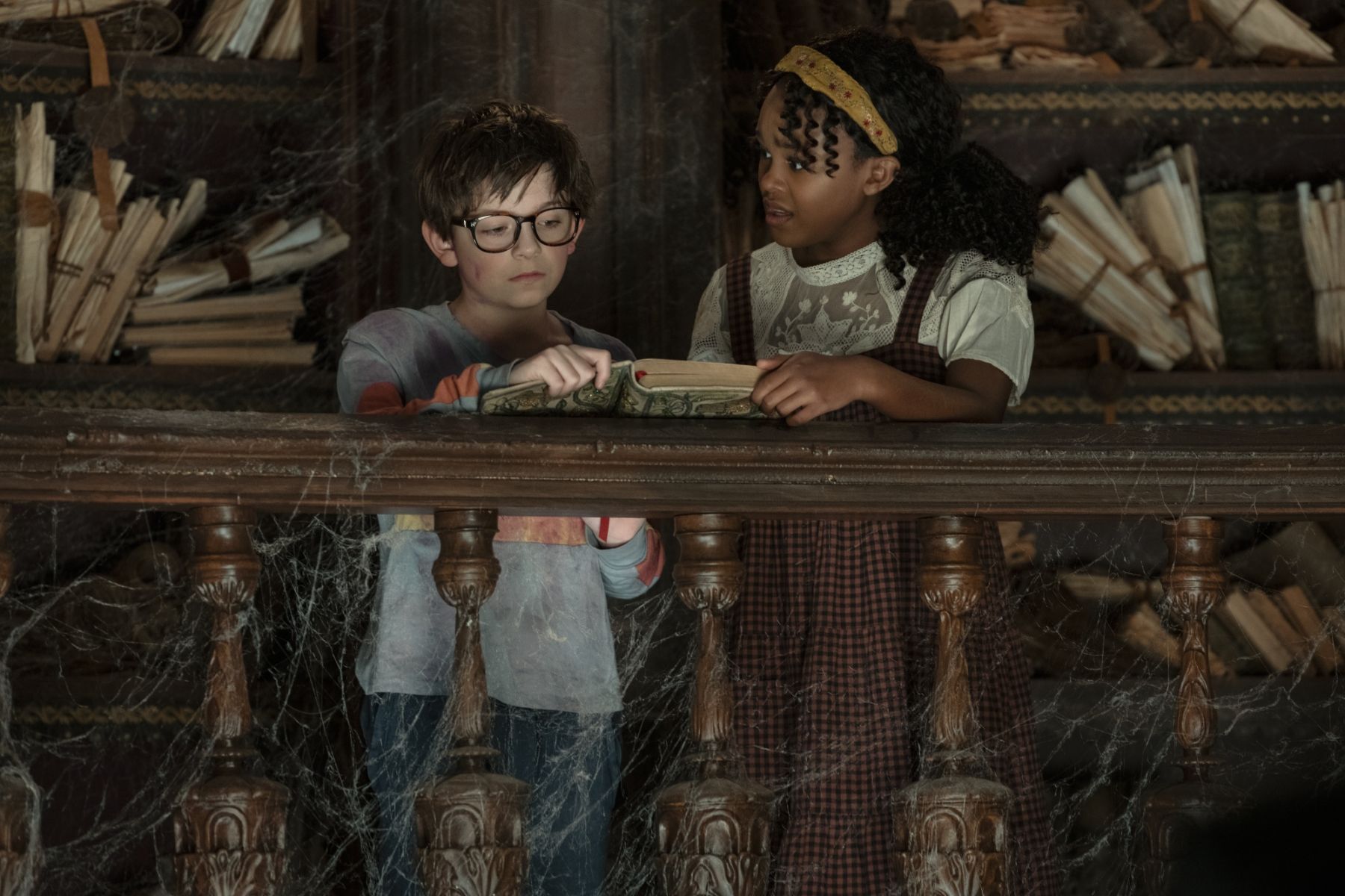 NIGHTBOOKS. WINSLOW FEGLEY as ALEX, LIDYA JEWETT as YASMIN in NIGHTBOOKS. Cr. CHRISTOS KALOHORIDIS/NETFLIX © 2021