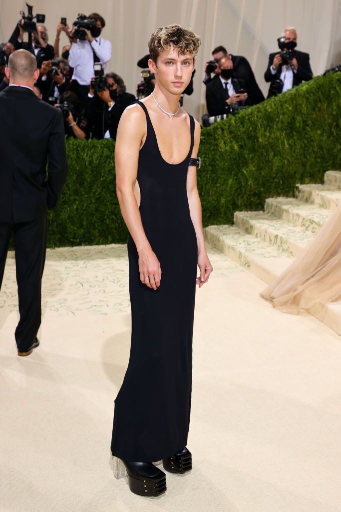 NEW YORK, NEW YORK - SEPTEMBER 13: Troye Sivan attends The 2021 Met Gala Celebrating In America: A Lexicon Of Fashion at Metropolitan Museum of Art on September 13, 2021 in New York City. (Photo by Theo Wargo/Getty Images)