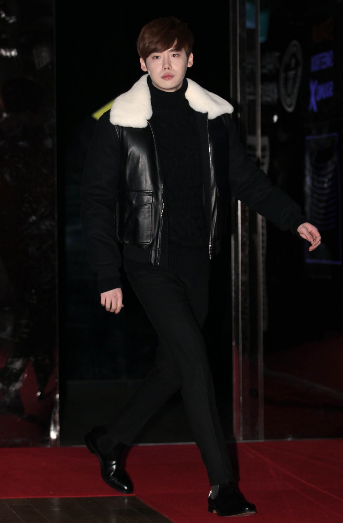 SEOUL, SOUTH KOREA - DECEMBER 10: Lee Jong-suk attends the movie "The Himalayas" VIP premiere at CGV on December 10, 2015 in Seoul, South Korea. (Photo by ilgan Sports/Multi-Bits via Getty Images)