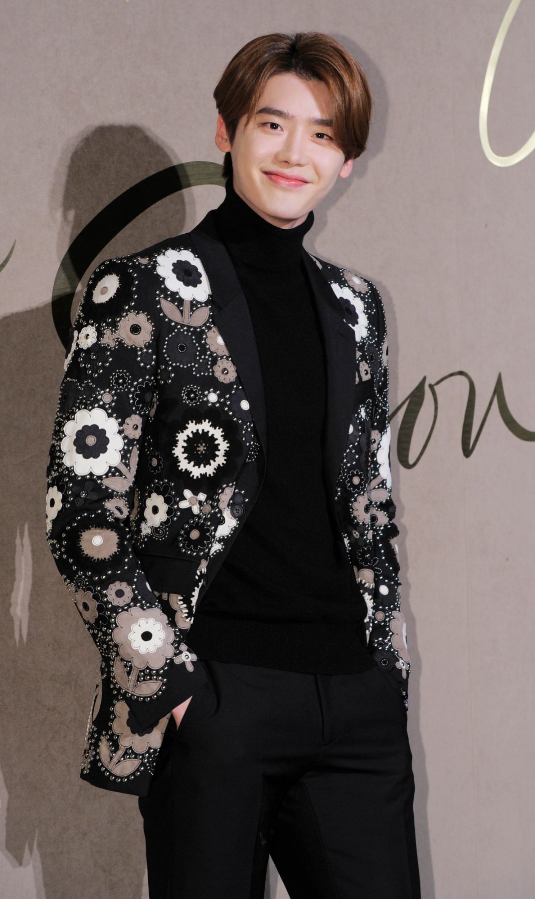 SEOUL, SOUTH KOREA - OCTOBER 15: Lee Jong-suk attends the Burberry flagship store opening event at Cheongdam-dong on October 15, 2015 in Seoul, South Korea. (Photo by The Chosunilbo JNS/Multi-Bits via Getty Images)