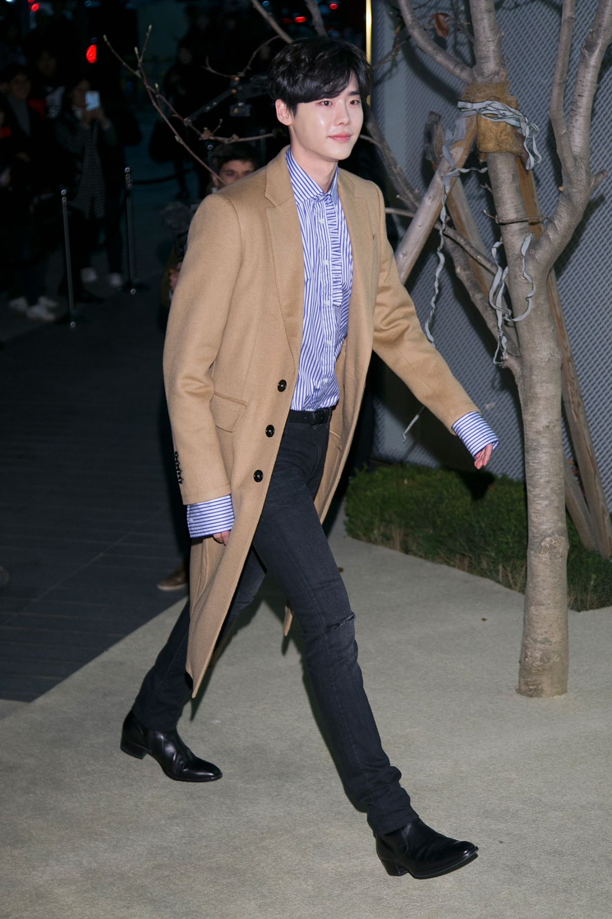 SEOUL, SOUTH KOREA - NOVEMBER 29: South Korean actor Lee Jong-Suk attends the photocall for BURBERRY 160th Anniversary at the Burberry Seoul Flagship store on November 29, 2016 in Seoul, South Korea. (Photo by Han Myung-Gu/Getty Images)