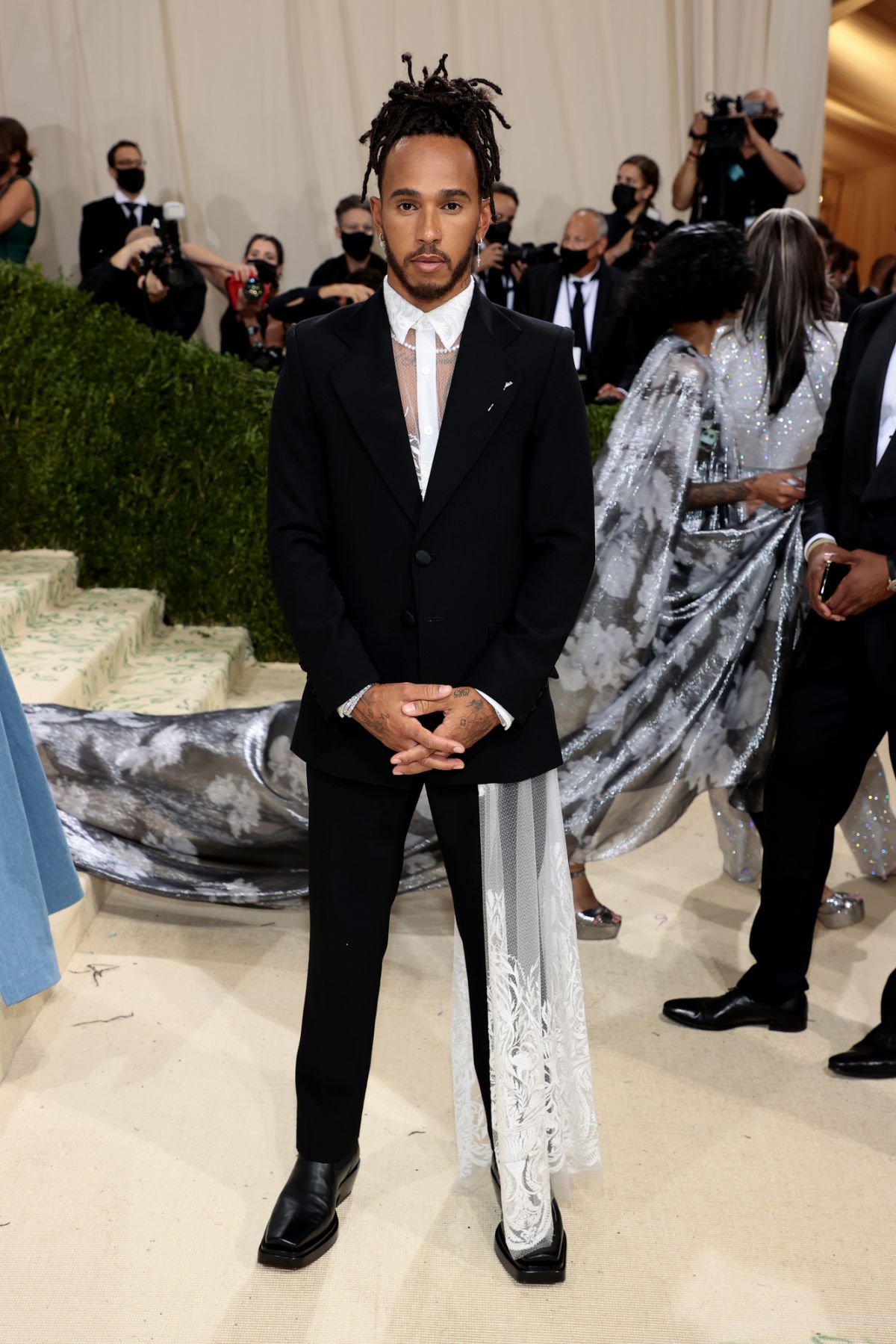 NEW YORK, NEW YORK - SEPTEMBER 13: Lewis Hamilton attends The 2021 Met Gala Celebrating In America: A Lexicon Of Fashion at Metropolitan Museum of Art on September 13, 2021 in New York City. (Photo by Dimitrios Kambouris/Getty Images for The Met Museum/Vogue )