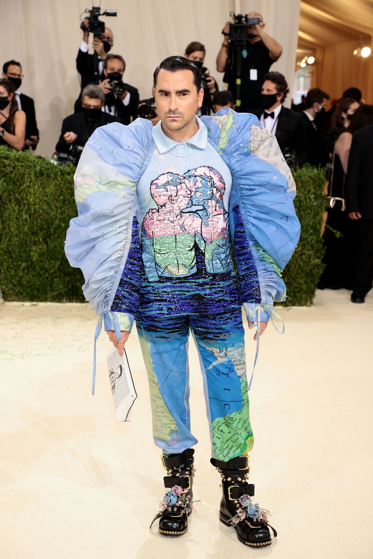 NEW YORK, NEW YORK - SEPTEMBER 13: Dan Levy attends The 2021 Met Gala Celebrating In America: A Lexicon Of Fashion at Metropolitan Museum of Art on September 13, 2021 in New York City. (Photo by Dimitrios Kambouris/Getty Images for The Met Museum/Vogue )