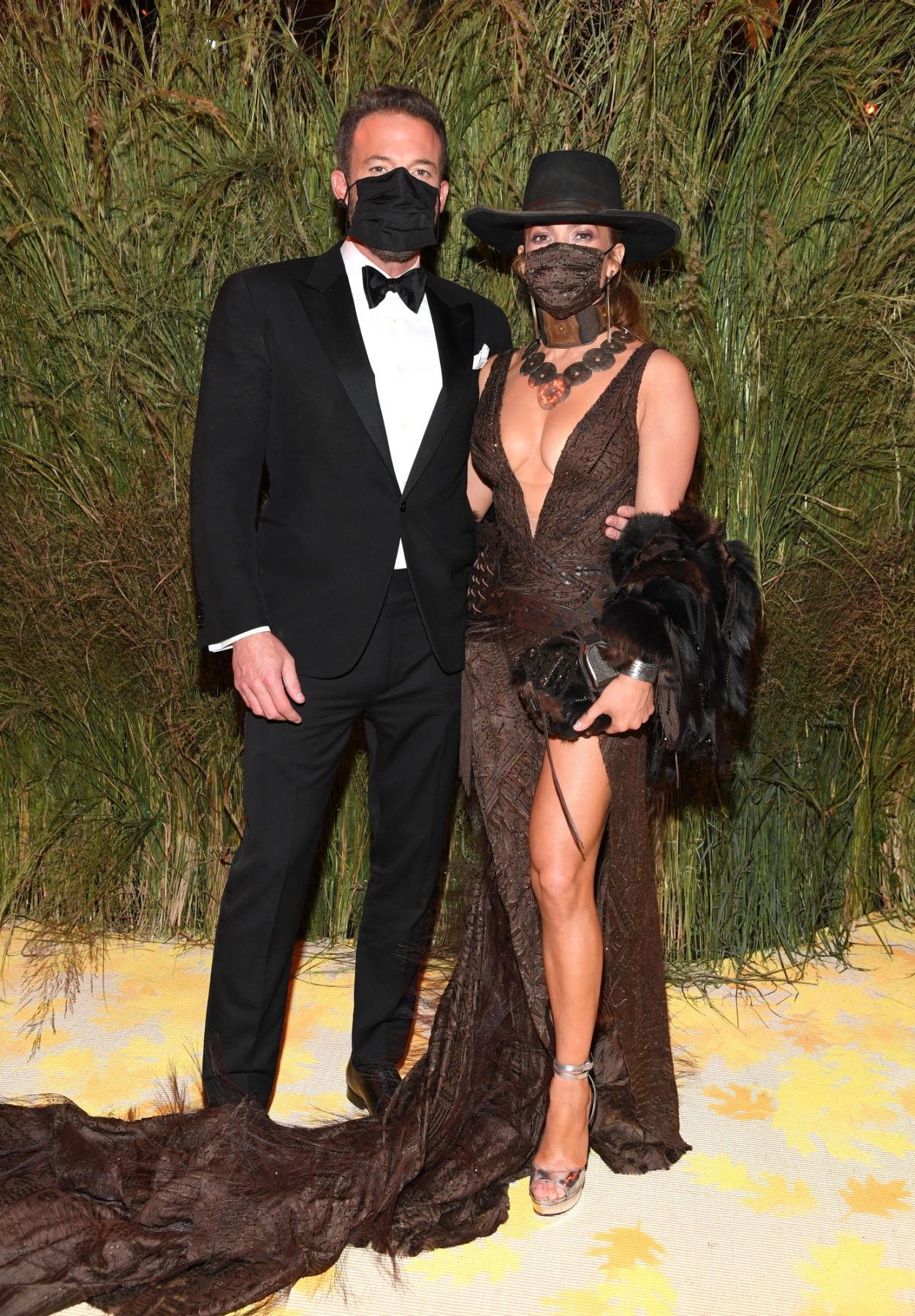 NEW YORK, NEW YORK - SEPTEMBER 13: (EXCLUSIVE COVERAGE) Ben Affleck (L) and Jennifer Lopez attend the The 2021 Met Gala Celebrating In America: A Lexicon Of Fashion at Metropolitan Museum of Art on September 13, 2021 in New York City. (Photo by Kevin Mazur/MG21/Getty Images for The Met Museum/Vogue )
