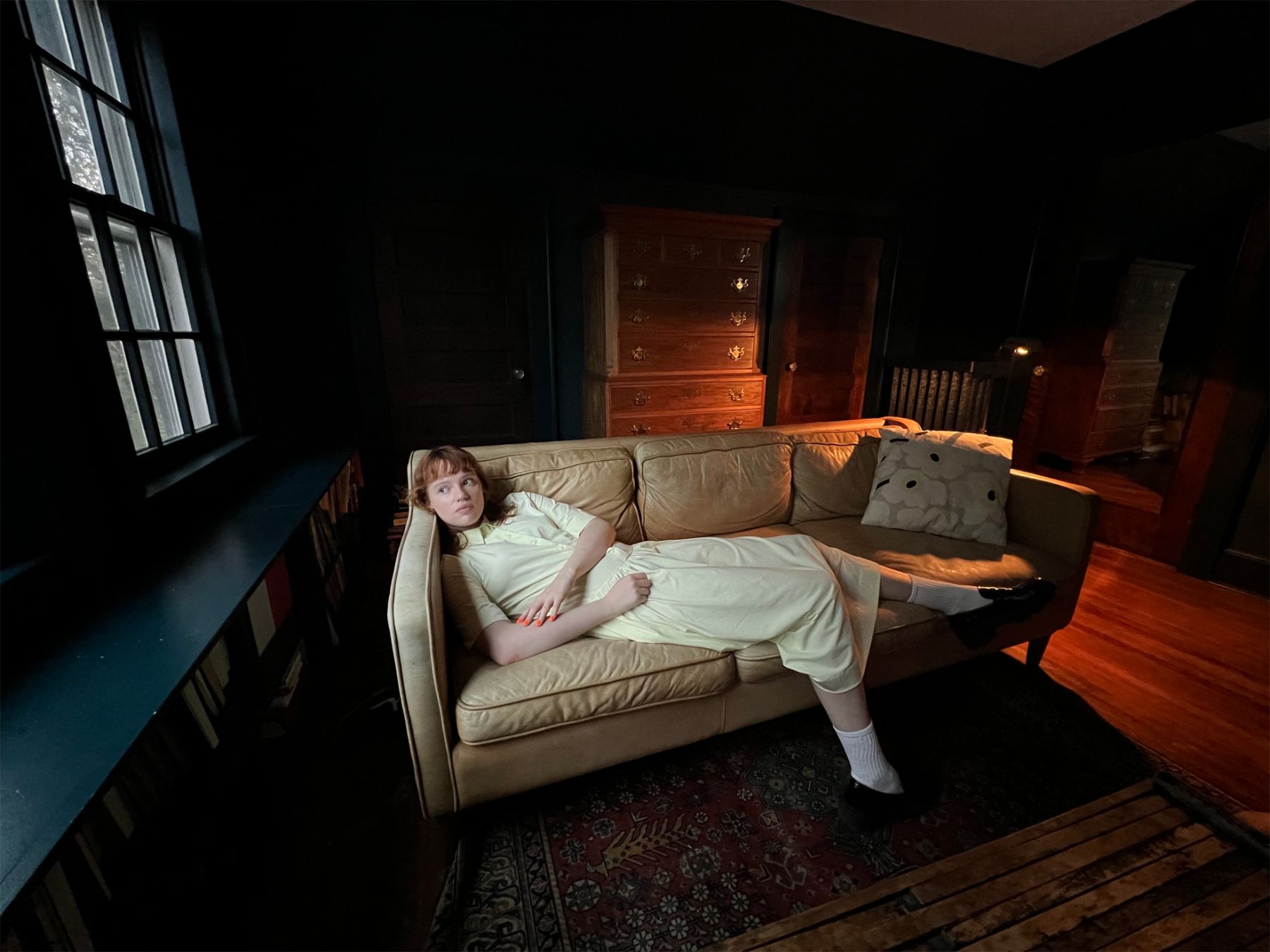 This challenging shot of a girl in a dark room is captured perfectly thanks to the new iPhone 13 Pro cameras.