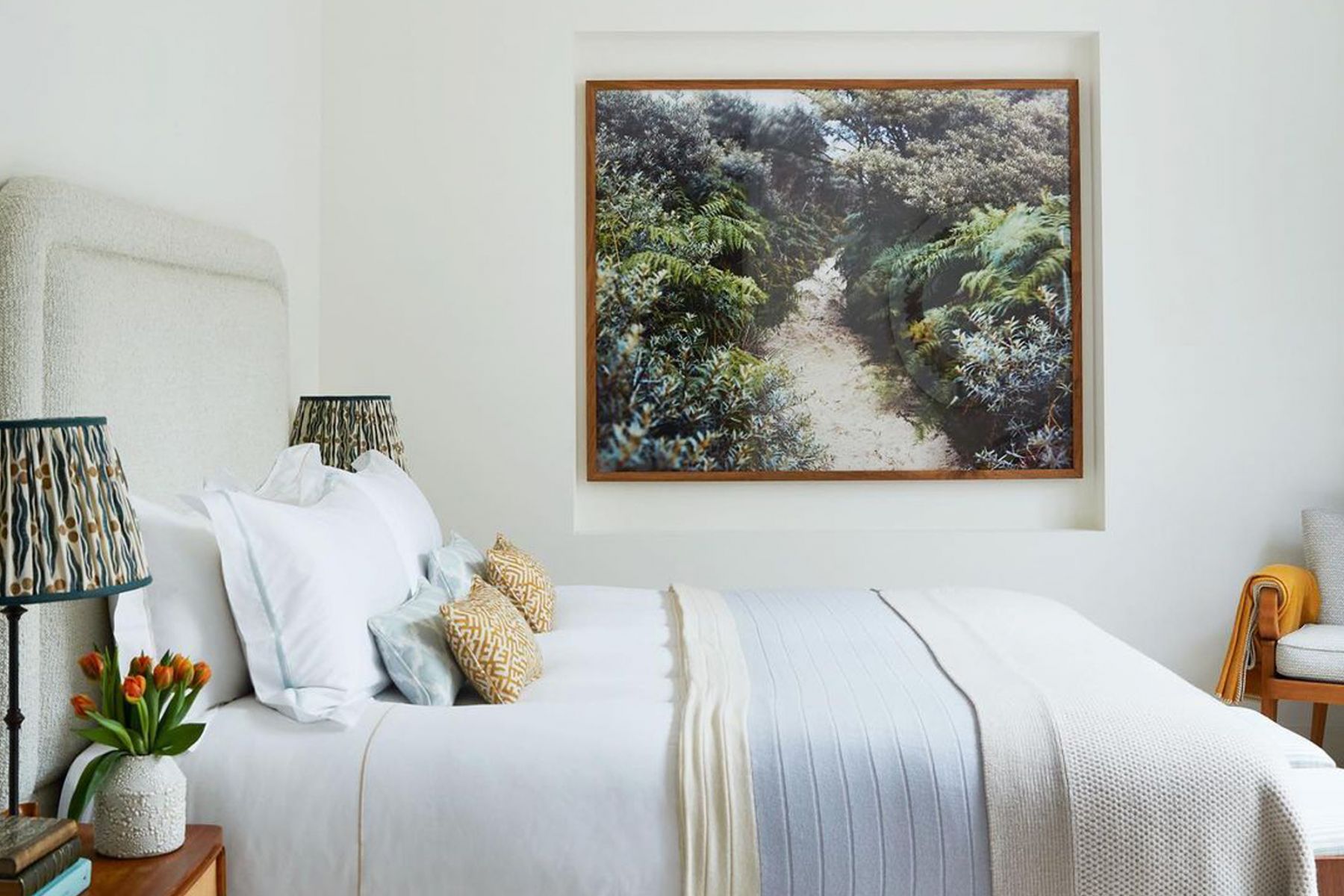 A framed photo by Berlin-based photographer Eoin Moylan enlivens the guest bedroom of a Chelsea townhouse by Bryan O'Sullivan Studio (Image: Helen Cathcart, via Bryan O'Sullivan Studio/@bosstudio)