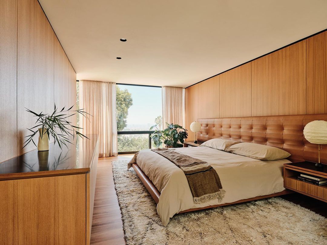 Designed by Los Angeles-based architectural duo Woods + Dangaran, this bedroom exudes an inviting sense of warmth (Photo: Joe Fletcher, via Woods + Dangaran/@woods_dangaran)