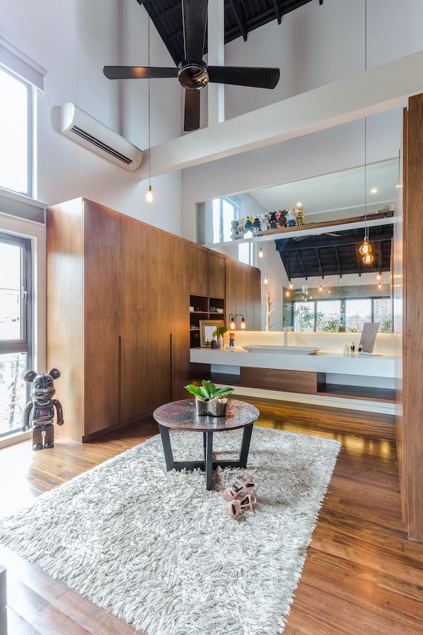 The high ceiling is a feature here and creates a feeling of lightness