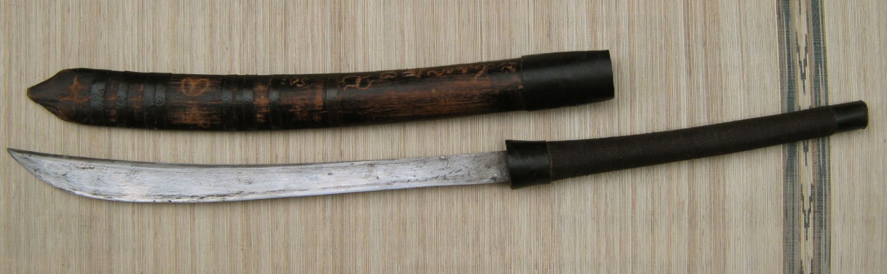 Antique Filipino sword with Baybayin inscriptions. (Photo: Lorenz Lasco / Wikimedia Commons)