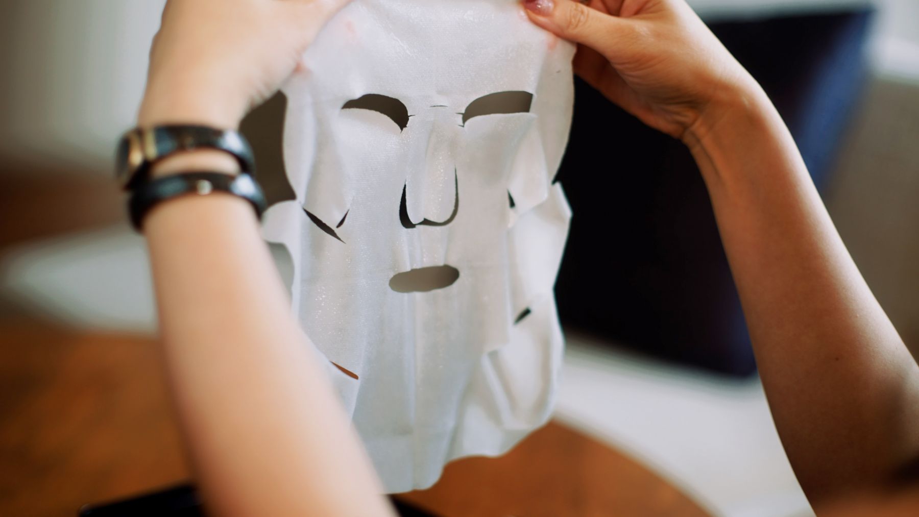 The indulgent Smile Performer sheet mask might look complicated but it's in fact very intuitive to apply and takes no more than three steps