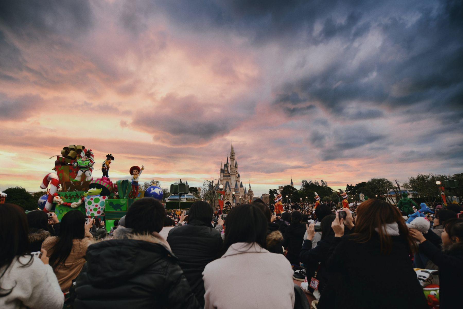 Tokyo Disneyland Station, Maihama, Urayasu, Chiba, Japan (Photo: Muhammad Faiz Zulkeflee/Unsplash)