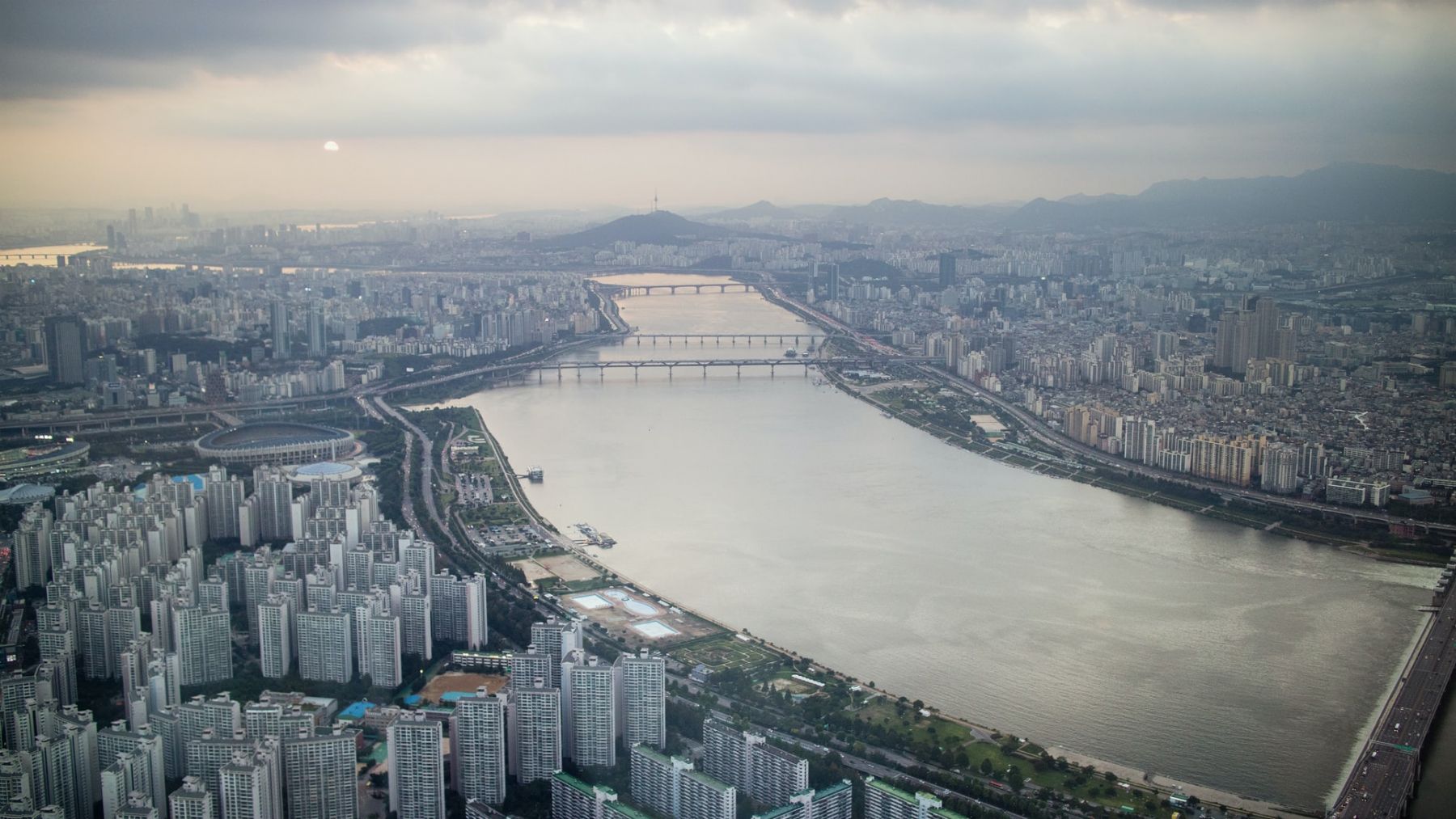 The view of Seoul, South Korea from Lotte World (Photo: Jeonguk/Unsplash)