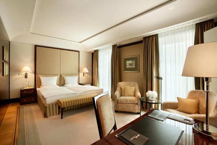 A premium deluxe suite in Hotel Adlon Kempinski (Image: Courtesy of Hotel Adlon Kempinski)