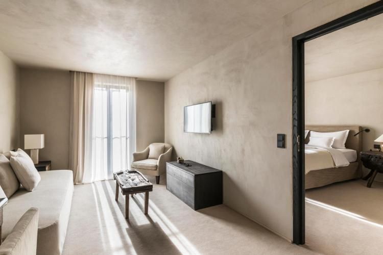Using natural materials and neutral tones, Vervoordt's rooms are minimalist in nature (Image: Courtesy of Hotel Bayerischer Hof)