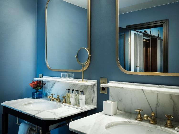 A blue bathroom ensuite located within Ameron Frankfurt Neckarvillen Boutique (Image: Courtesy of Ameron Frankfurt Neckarvillen Boutique)