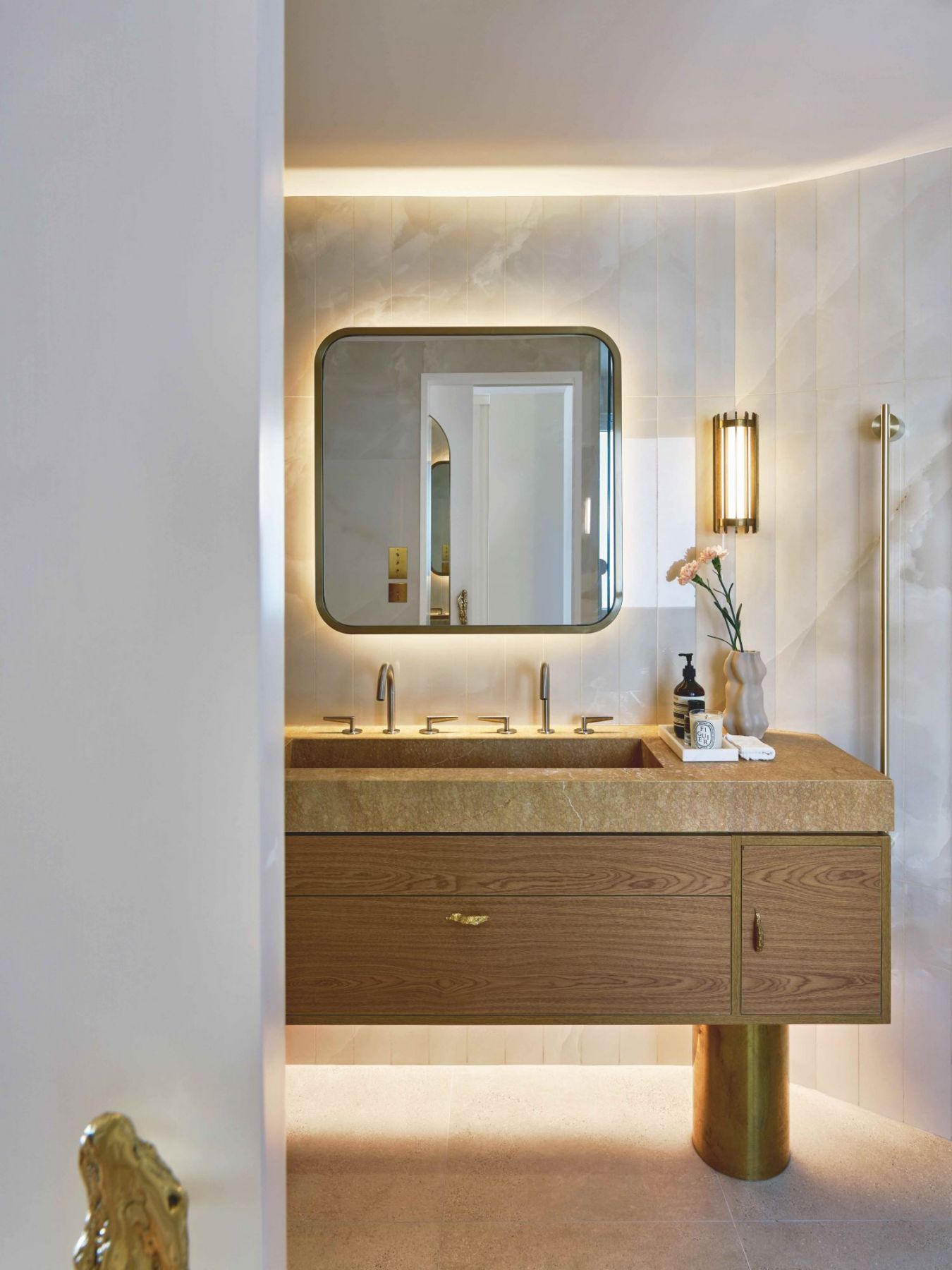 Interior designer James JJ Acuña created a stylish and cosy bathroom in this Hong Kong apartment (Photo: Xu Liang Leon)