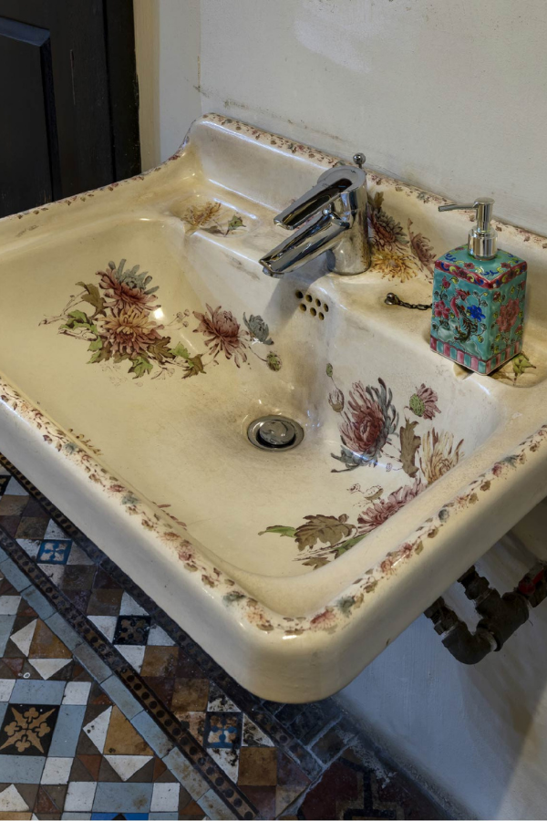 Even the most functional objects from that period like sinks were adorned with floral motifs