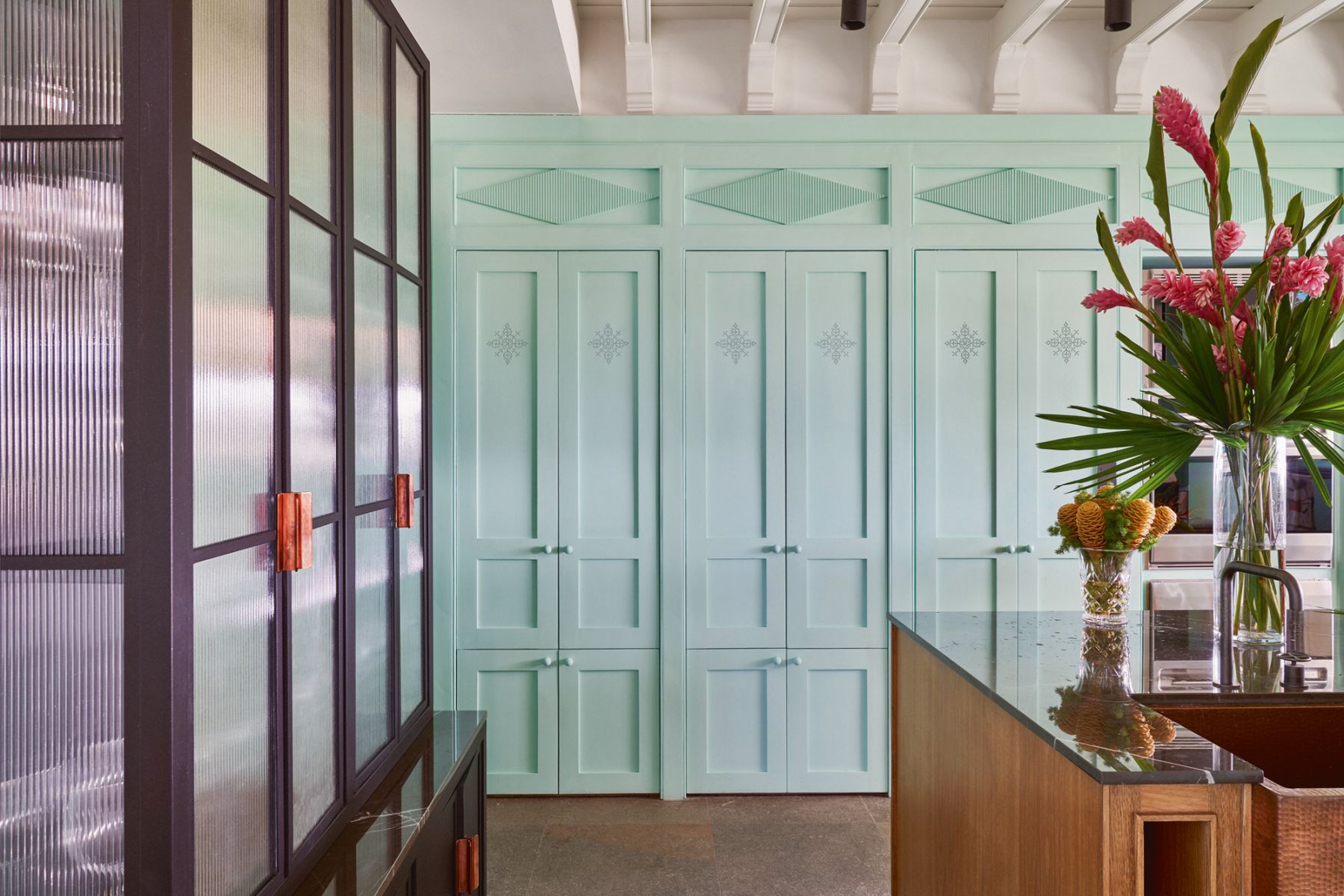 Leal designed custom oak cabinets in turquoise for the kitchen in a nod to Santo Domingo’s colonial-era structures