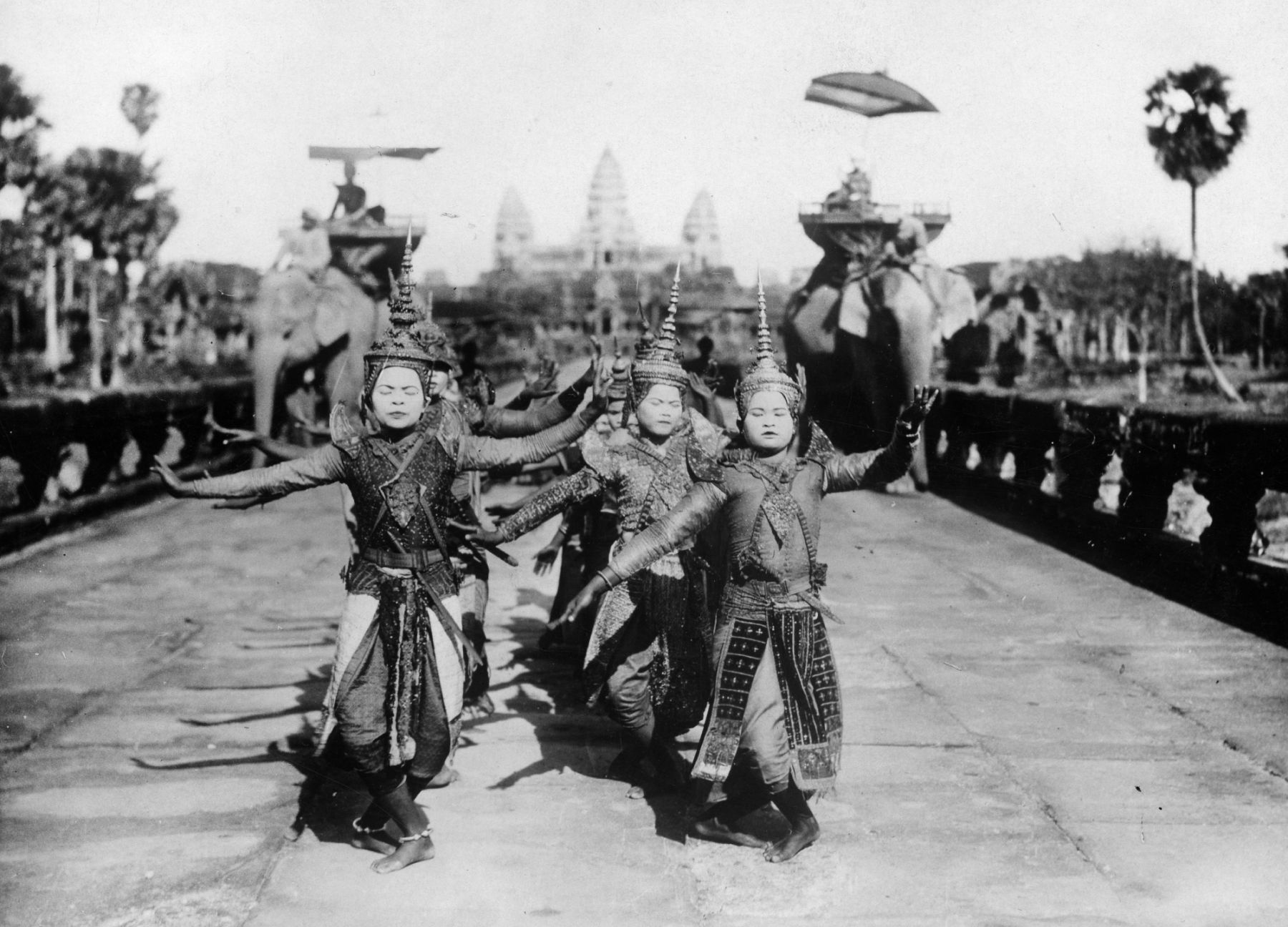 (Eingeschränkte Rechte für bestimmte redaktionelle Kunden in Deutschland. Limited rights for specific editorial clients in Germany.) Thailand - Bangkok - Temple-dancers wearing gorgeous garment and precious jewels. The most famous art form is the dance-drama, the Khon-dance. - Photographer: W. Gircke- 1920Vintage property of ullstein bild (Photo by Gircke/ullstein bild via Getty Images)
