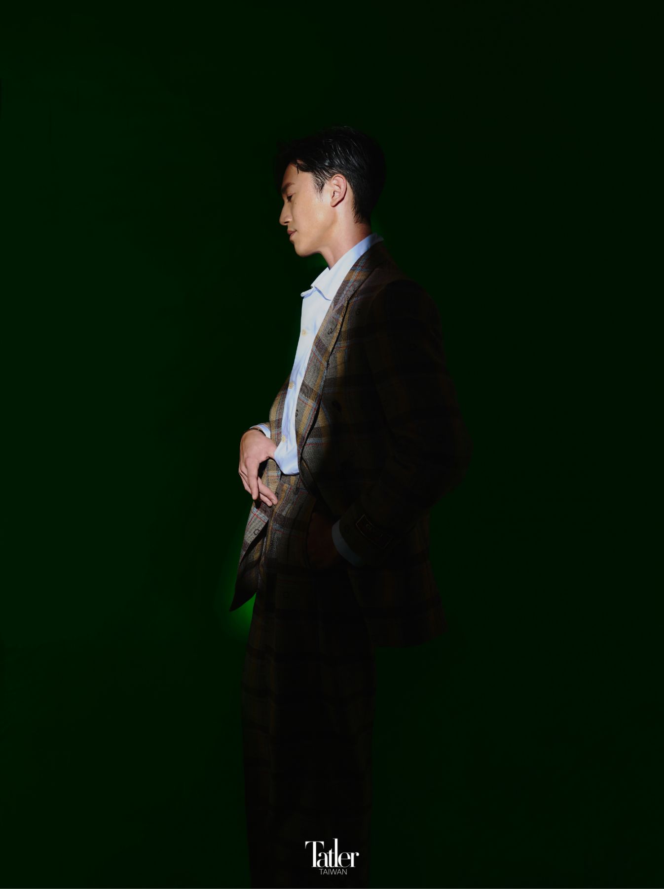 亞麻棕格紋外套、天藍牛津襯衫、亞麻棕格紋長褲 all by Gucci。