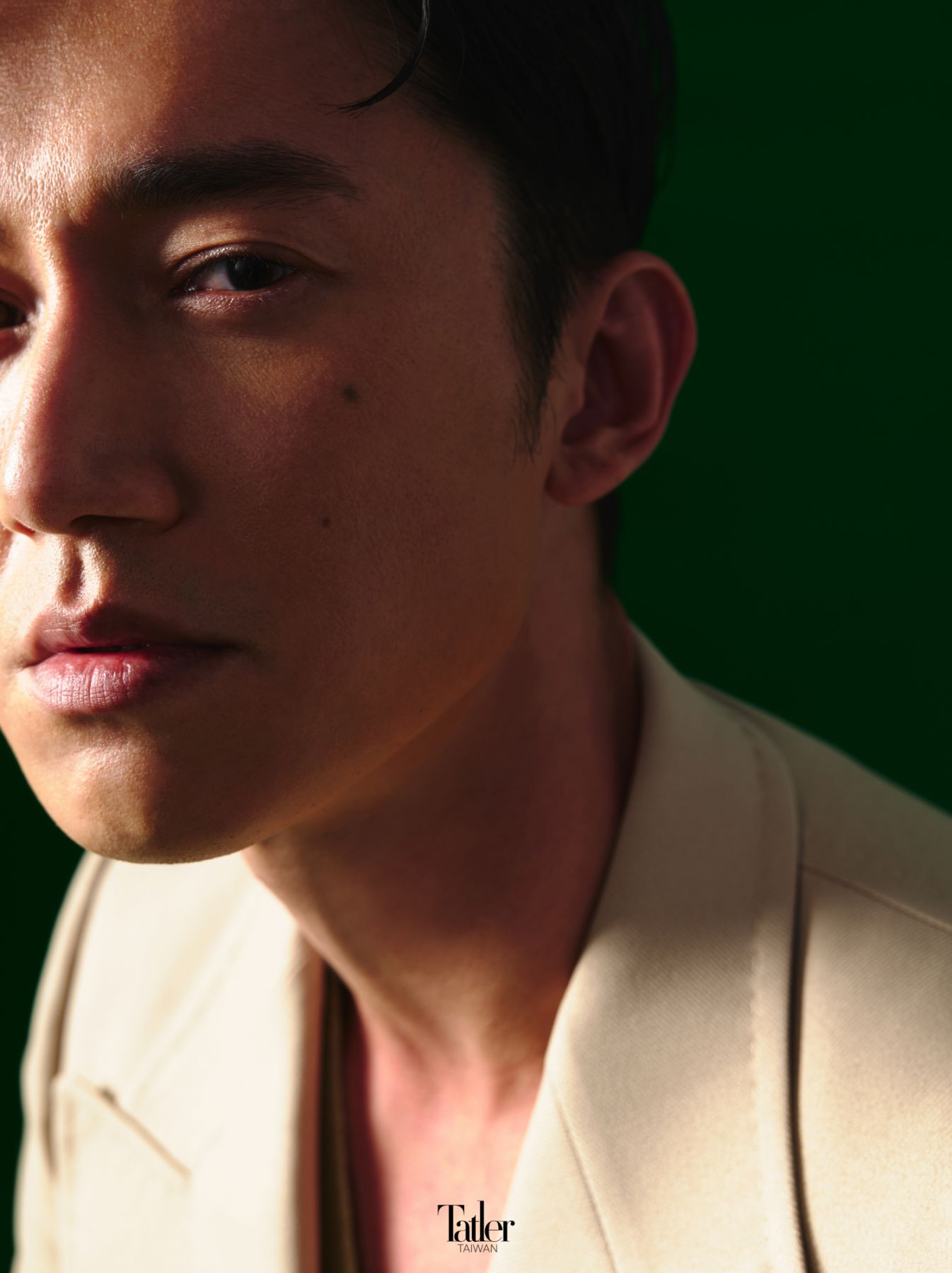 燕麥色雙排扣西裝外套、鼠尾草綠腰帶羊毛背心 both by Gucci。