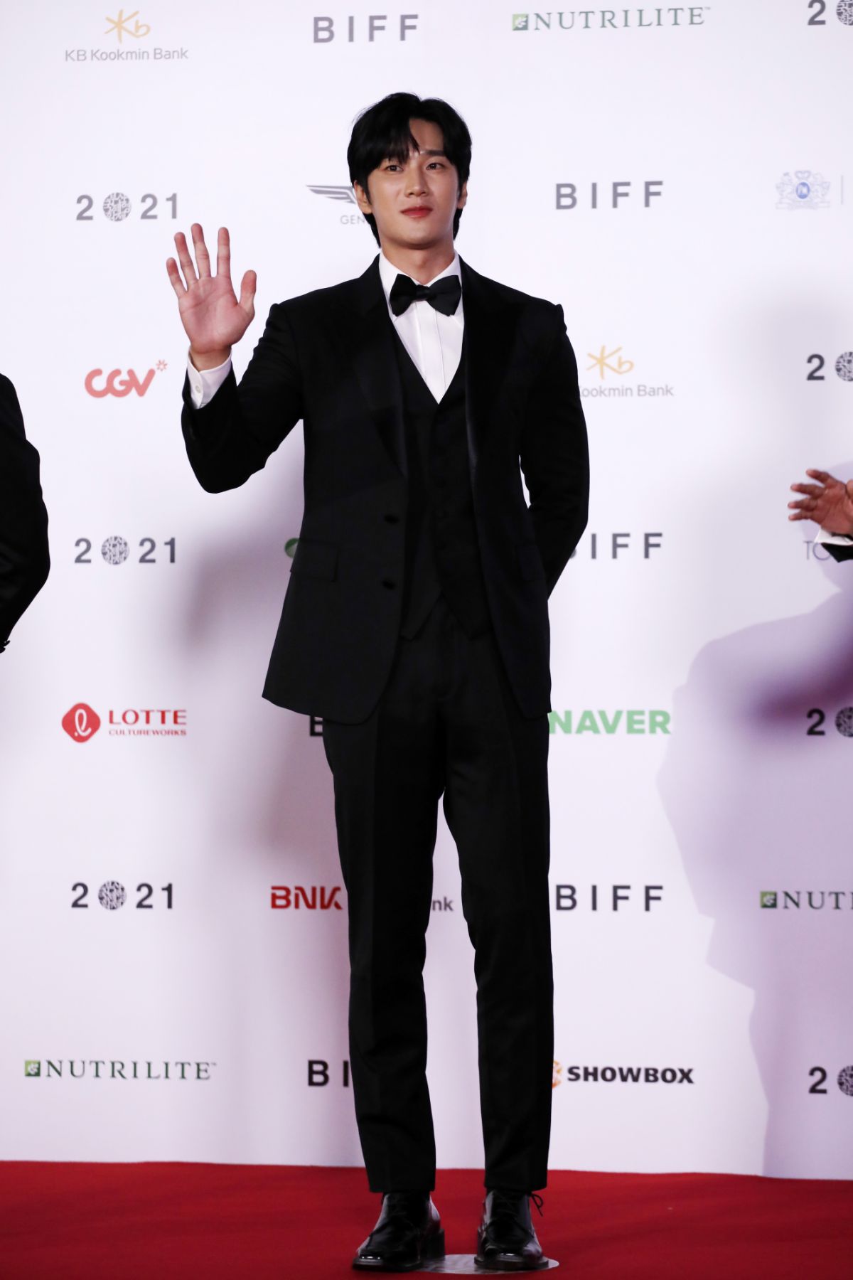 BUSAN, SOUTH KOREA - OCTOBER 06: Ahn Bo-hyun arrives at the opening ceremony of the 26th Busan International Film Festival at the Busan Cinema Center on October 06, 2021 in Busan, South Korea. (Photo by Woohae Cho/Getty Images)