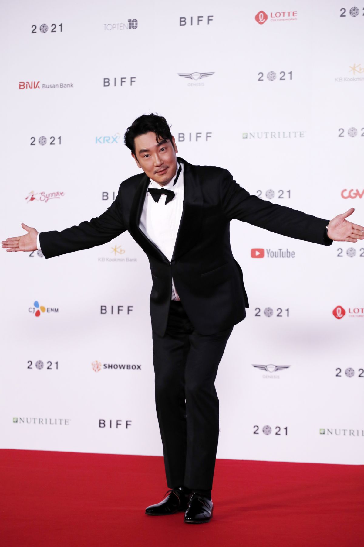 BUSAN, SOUTH KOREA - OCTOBER 06: Cho Jin-woong arrives at the opening ceremony of the 26th Busan International Film Festival at the Busan Cinema Center on October 06, 2021 in Busan, South Korea. (Photo by Woohae Cho/Getty Images)