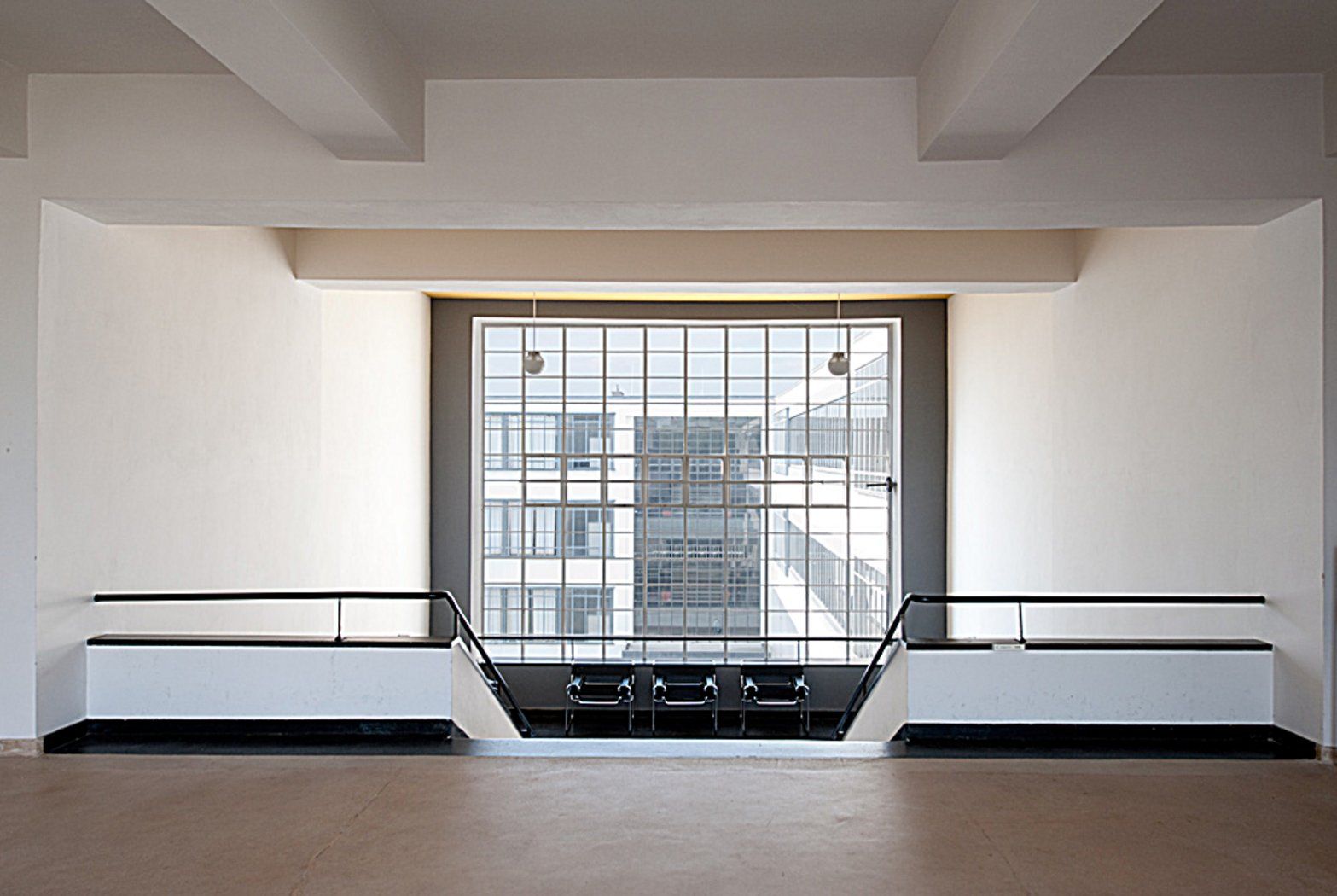 The building is made up of angular structures and clean, simple lines (Image: Bauhaus Dessau)